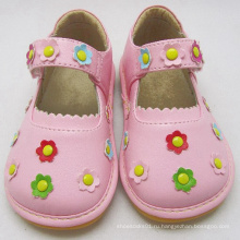 Розовые скрипучие туфли с маленькими цветами
